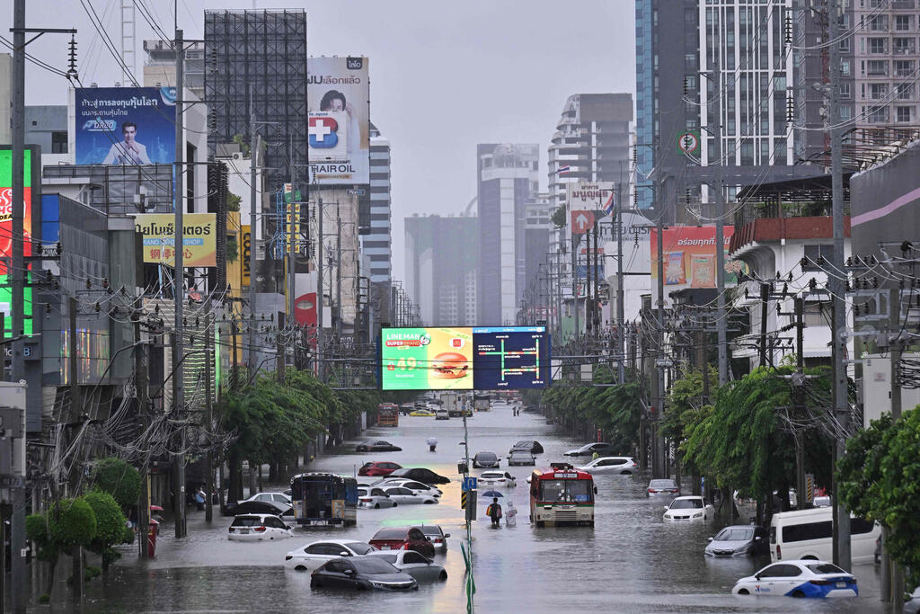 Flooding in Bangkok, Thailand (Photo: Lillian SUWANRUMPHA / AFP) שטפנות בבנגקוק, תאילנד