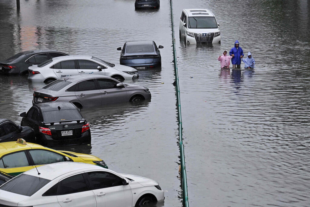 Flooding in Bangkok, Thailand (Photo: Lillian SUWANRUMPHA / AFP) שטפנות בבנגקוק, תאילנד