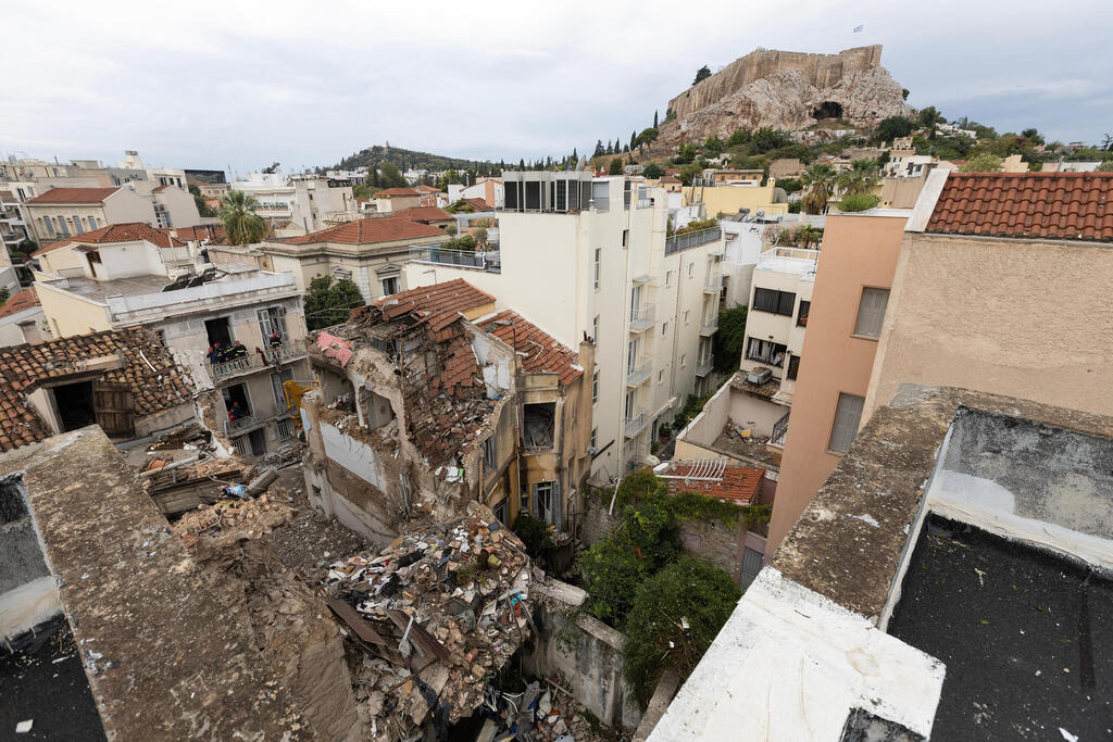 The collapsed building in the heart of the tourist district (Photo: AP Photo/Yorgos Karahalis) זירת קריסת מבנה ישן בעקבות פיצוץ באתונה
