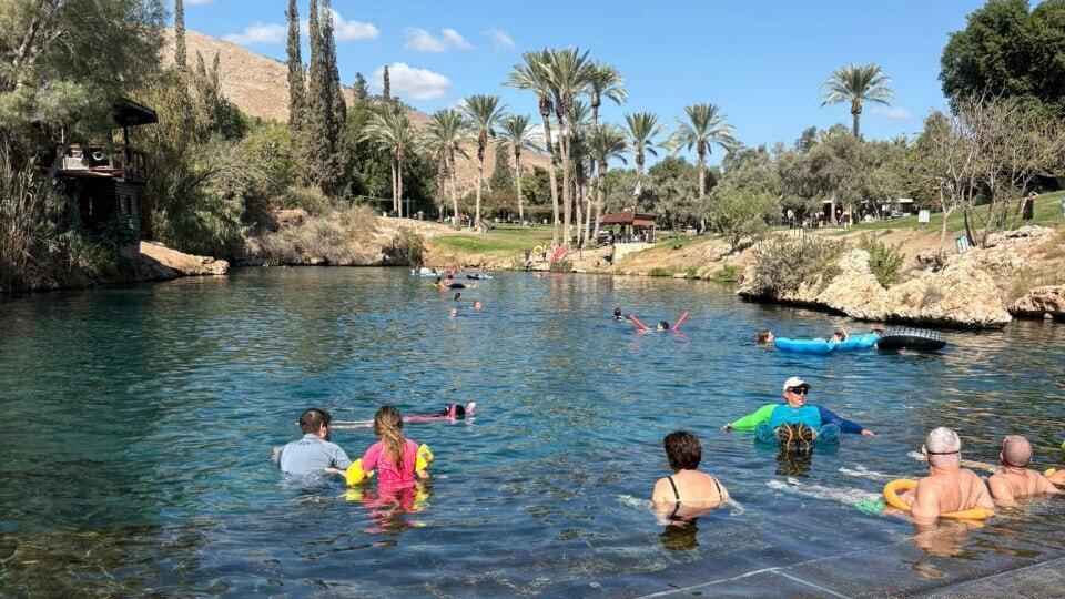 Swimming at Gan HaShlosha (Photo: Asaf Dori, Israel Nature and Parks Authority) מטיילים בגן השלושה