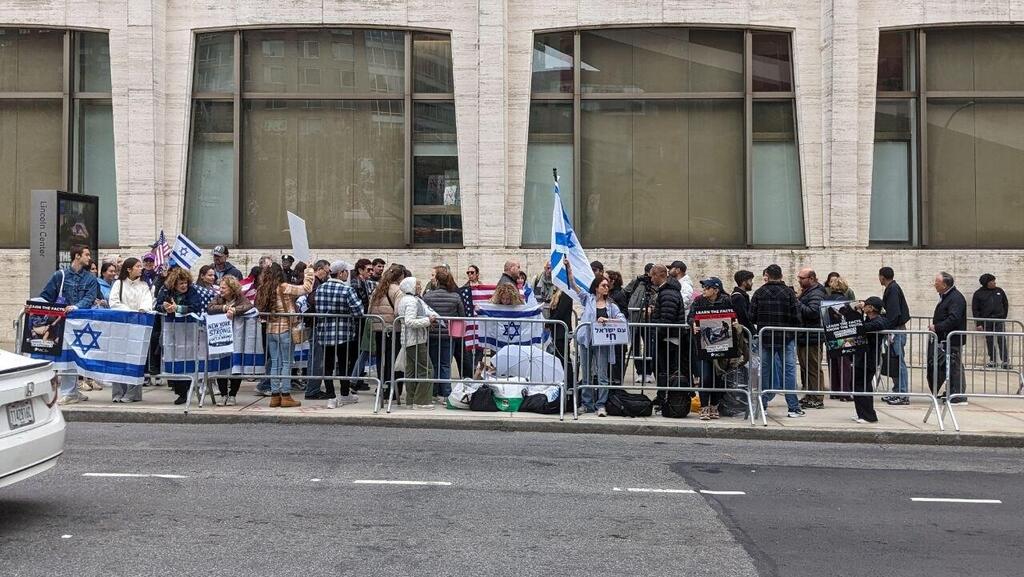 Photo: Amir Bogen ההפגנה מחוץ להקרנת "נז"א" בניו יורק