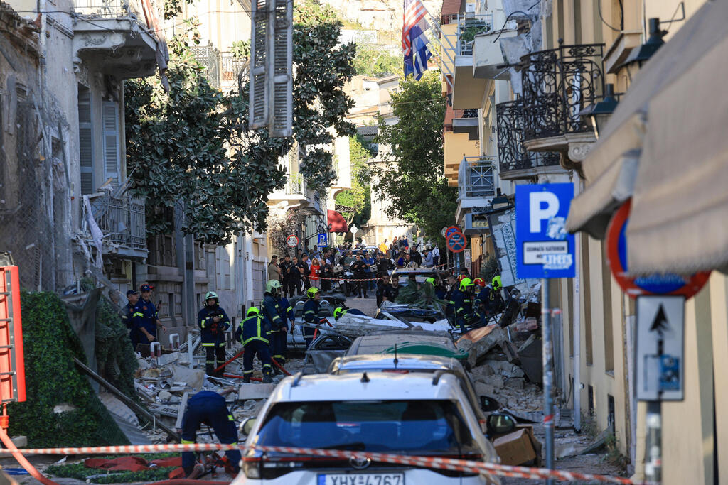 'An unimaginable disaster' (Photo: REUTERS/Louisa Gouliamaki) זירת קריסת מבנה ישן בעקבות פיצוץ באתונה