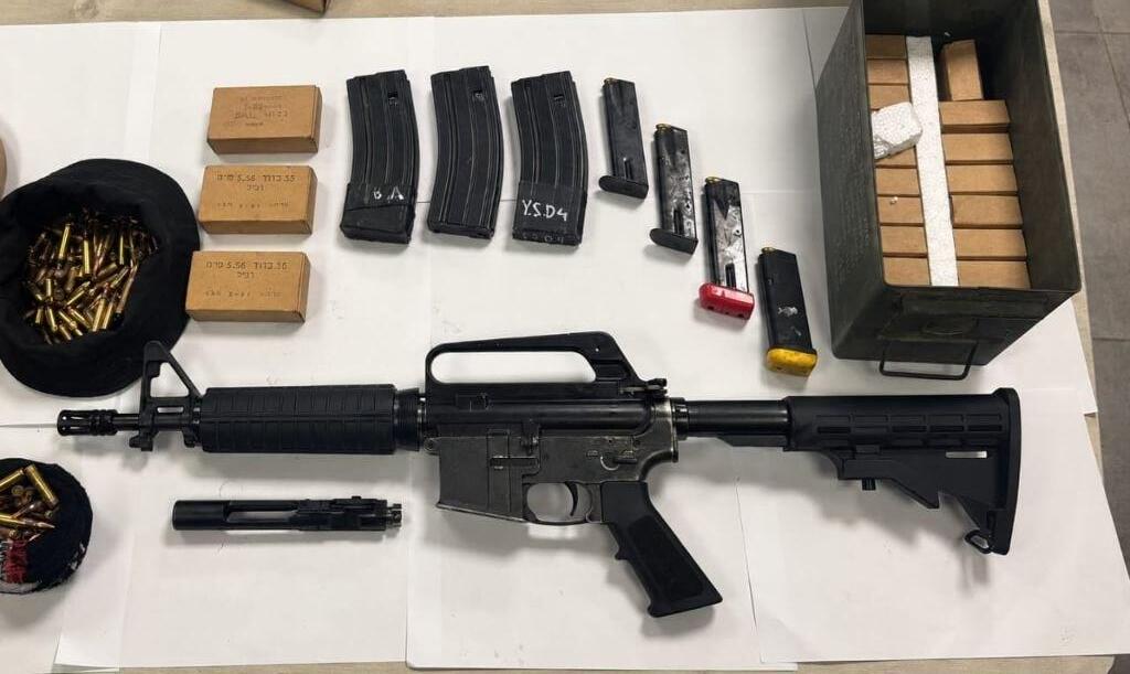 Weapons seized in Rahat (Photo: Israel Police) אמצעי הלחימה שאותרו ברהט