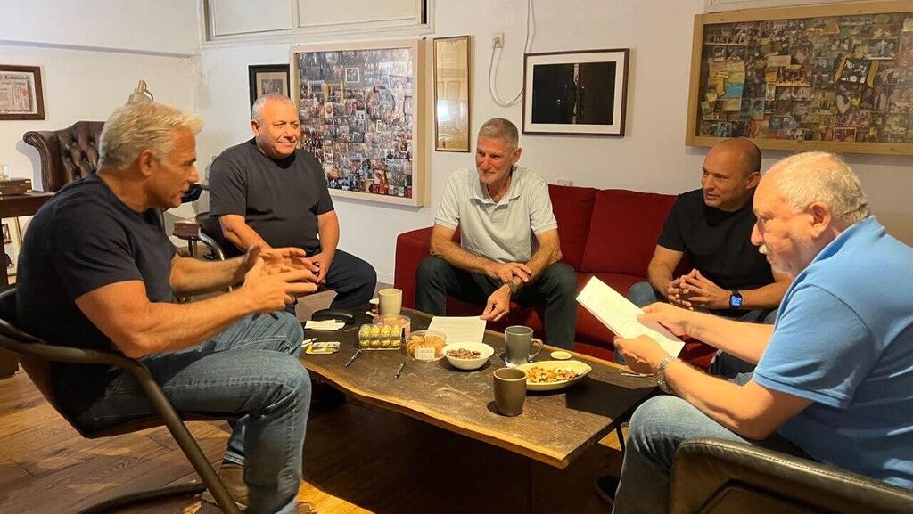 Leaders of the anti-Netanyahu bloc meeting at Yair Lapid's home three weeks ago (Photo: Lihi Lapid) הפגישה בביתו של יאיר לפיד