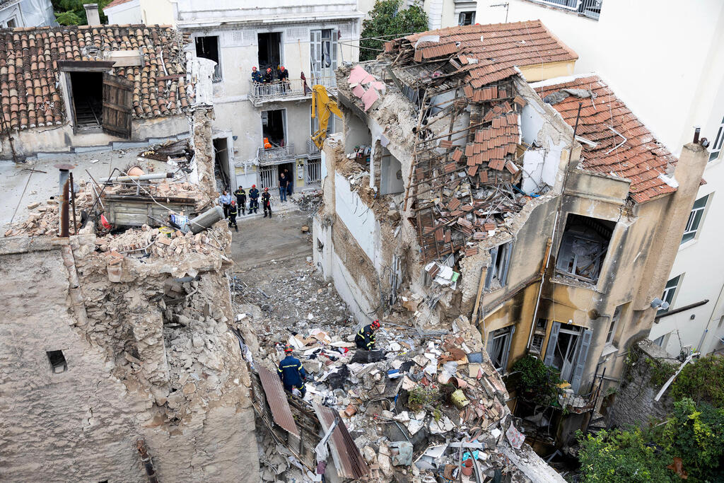 Scene of the explosion in Plaka, apparently caused by a gas leak (Photo: AP Photo/Yorgos Karahalis) זירת קריסת מבנה ישן בעקבות פיצוץ באתונה