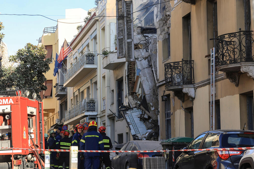 Damage to nearby buildings (Photo: REUTERS/Louisa Gouliamaki) זירת קריסת מבנה ישן בעקבות פיצוץ באתונה