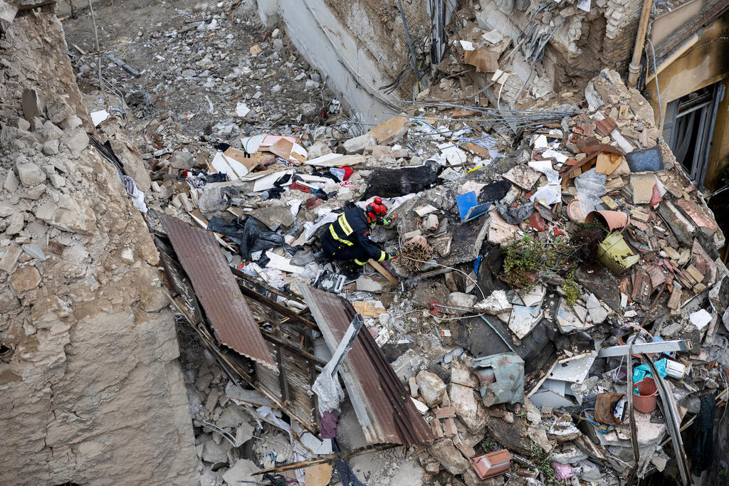 Search operation that led to the discovery of the six victims (Photo: AP Photo/Yorgos Karahalis) זירת קריסת מבנה ישן בעקבות פיצוץ באתונה