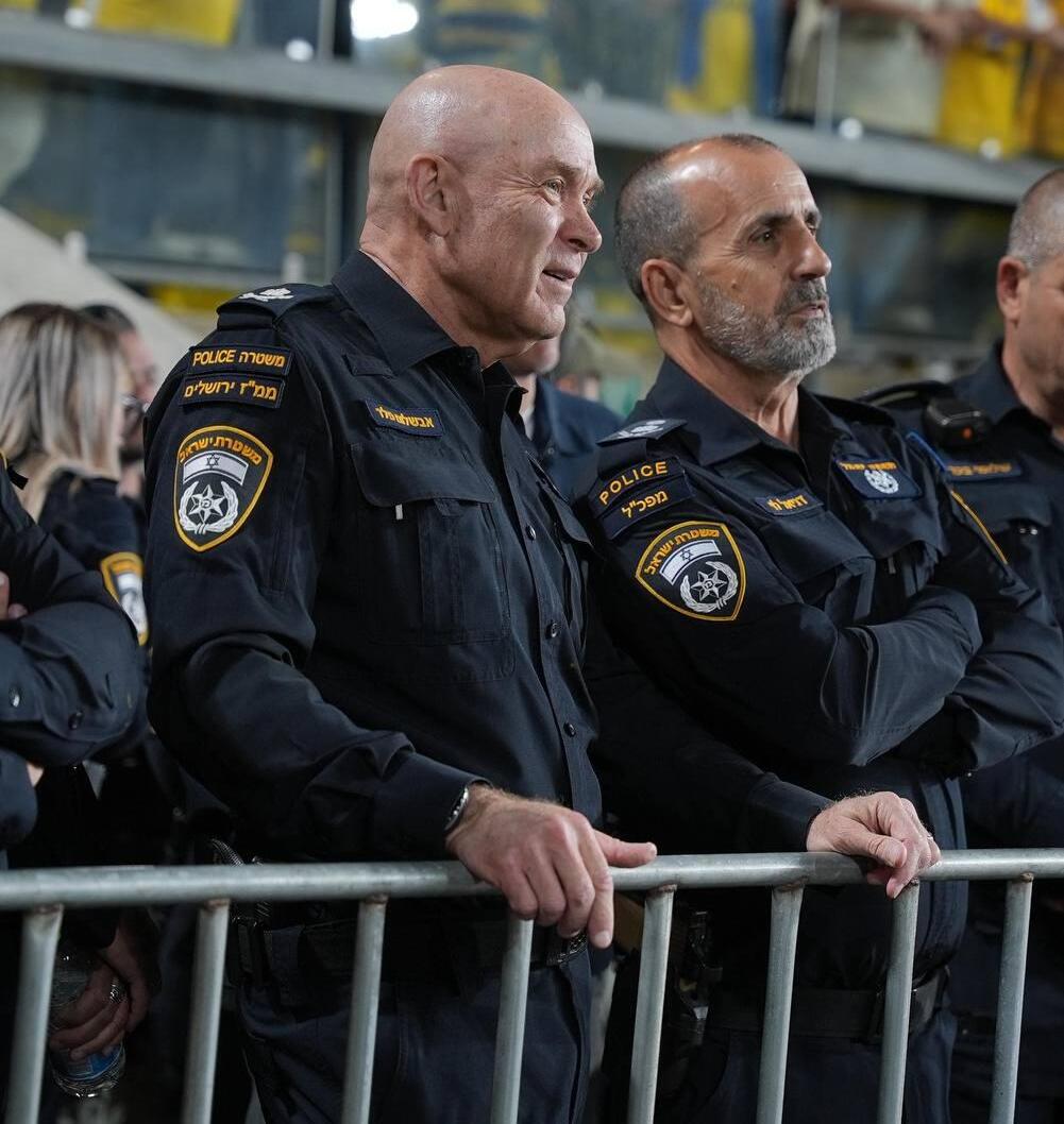 Peled and Police Commissioner Danny Levy (Photo: Israel Police) אבשלום פלד לצד דני לוי