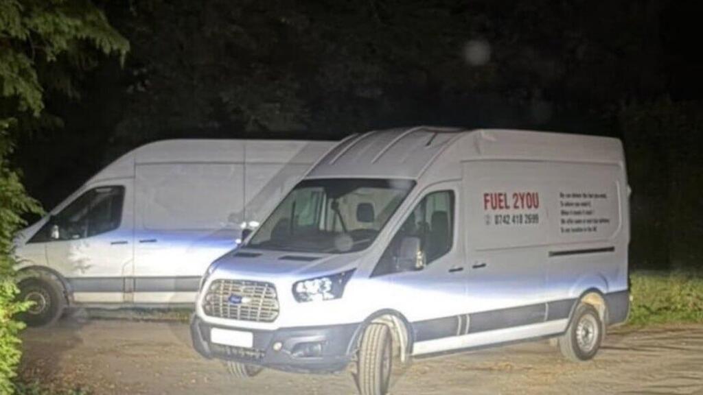 Commercial vehicles used by the suspected terrorists (Photo: From X) הוואנים שאותרו באזור בסיס חיל האוויר הבריטי פיירפורד