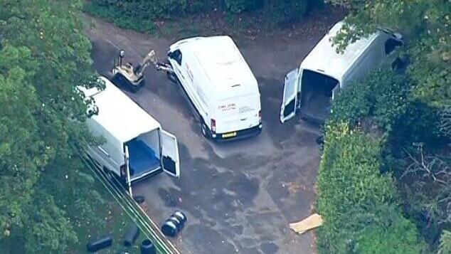 The three suspicious vans (Photo: Reuters) בריטניה ליד בסיס חיל האוויר פיירפורד שבו סוכל כנראה פיגוע רובוט בודק כלי רכב מסחריים שבהם יש לפי החשד חומרי נפץ
