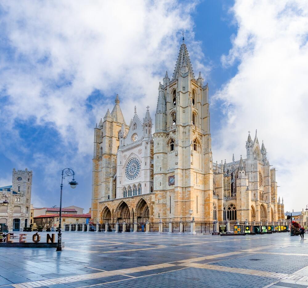 The facade of the Gothic cathedral in León, Spain (Photo: Jose Luis Vega / shutterstock) חזית הקתדרלה הגותית בלאון, ספרד