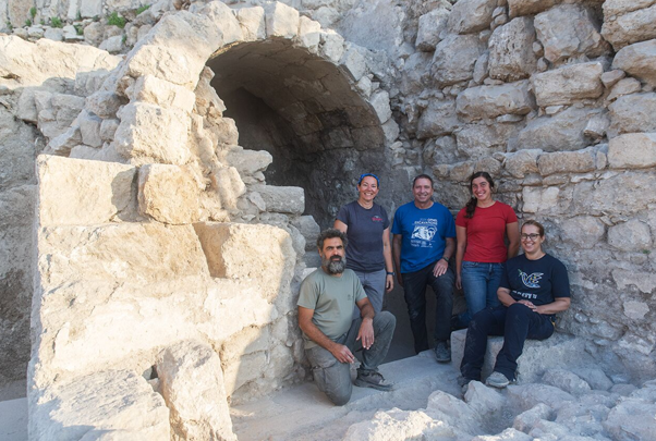 Members of the excavation team at the entrance to one of the ritual baths discovered at the complex (Photo: Aubrey Mercado) חברי הצוות בכניסה לאחד ממקוואות הטהרה שהתגלו במתחם הטהרה