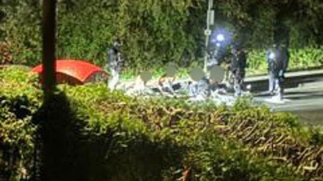 Conducting searches of the alleged terrorists בריטניה חשד ל מזימת טרור ש סוכלה בסיס חיל האוויר פיירפורד תיעוד ה עצורים