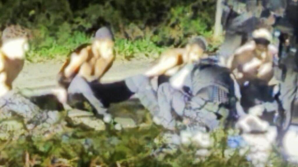 Handcuffed, shirtless, on the side of the road. Documentation of the arret of the detainees (Photo: From X) בריטניה חשד ל מזימת טרור ש סוכלה בסיס חיל האוויר פיירפורד תיעוד ה עצורים