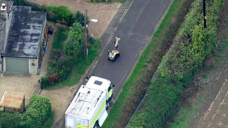A bomb disposal robot operating at the scene בריטניה חשד ל מזימת טרור שסוכלה ליד בסיס חיל האוויר פיירפורד רובוט ל נטרול פצצות של המשטרה בזירה