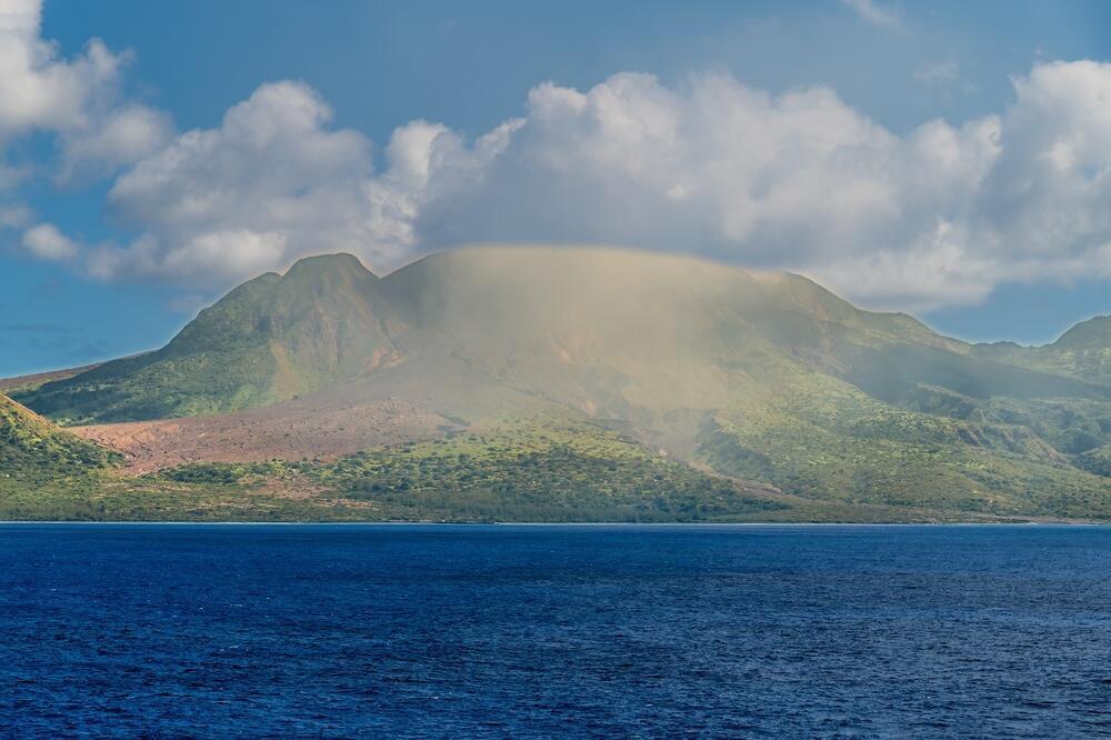 Soufrière Hills volcano on the island of Montserrat (Photo: Nicola Pulham / shutterstock) הר הגעש סופרייר הילס באי מונסראט