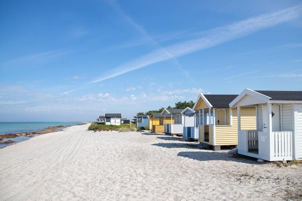 Pastel-colored beach huts in Skanör, southern Sweden (Photo: Caroline Ericson / shutterstock) בקתות חוף בצבעי פסטל בסקאנור, דרום שבדיה