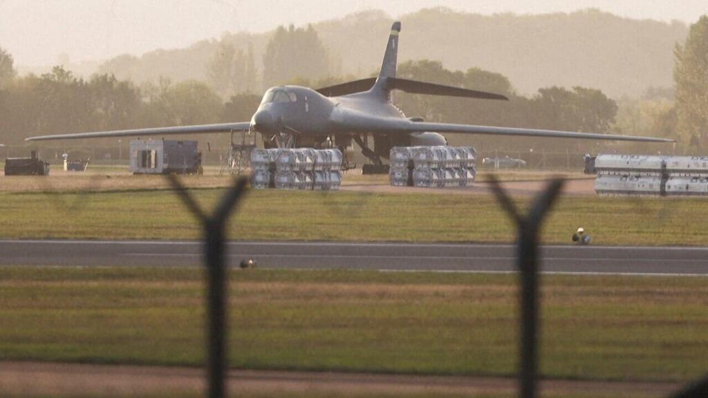RAF Fairford (Photo: Reuters) משטרת בריטניה עצרה גברים בעבירות של חוק חומרי נפץ לאחר שתגברו את אבטחת בסיס חיל האוויר