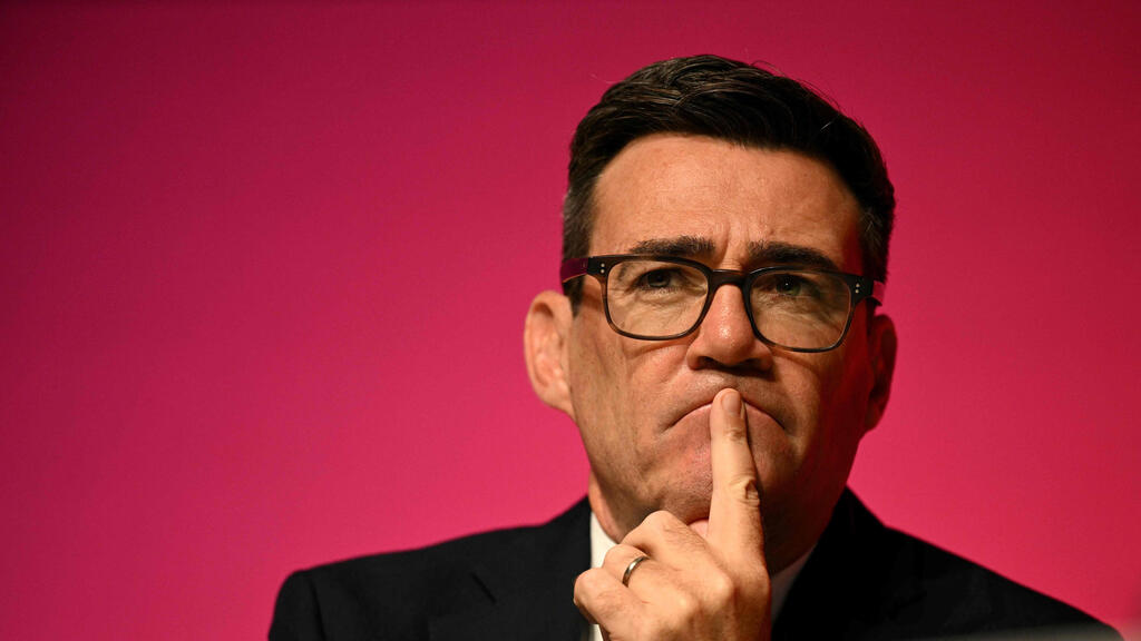British Prime Minister Andy Burnham (Photo: Oli SCARFF / AFP) ראש ממשלת בריטניה אנדי ברנהאם כינוס ועידת הלייבור ב בריטניה ליברפול