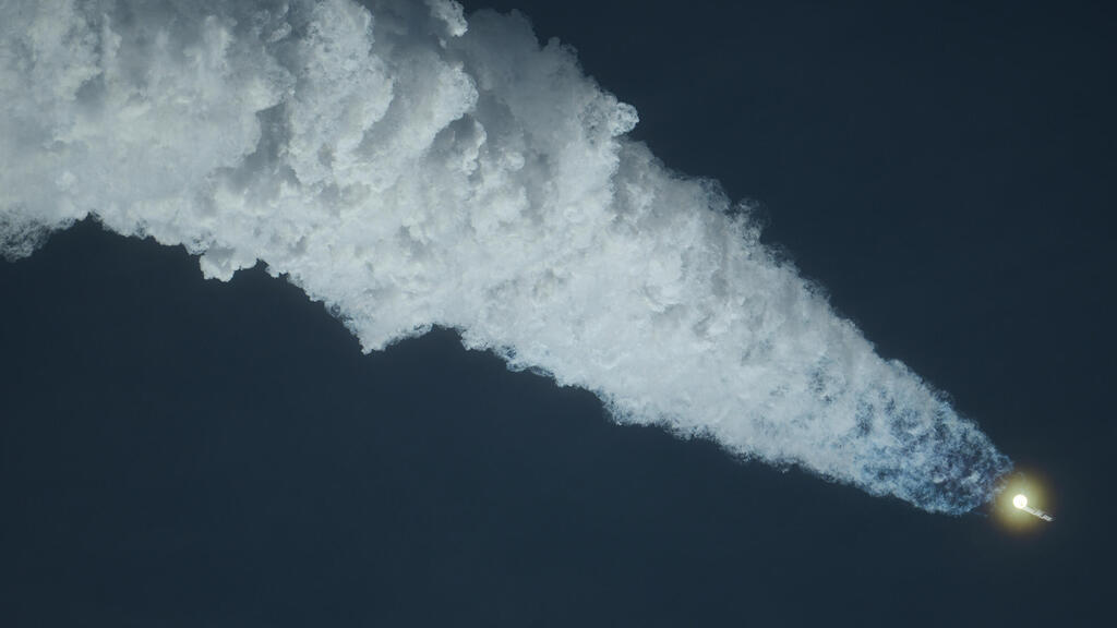Starship on its way to space (Photo: Eric Gay/AP) טיסת הניסוי ה־14 של סטארשיפ לכניסה למסלול סביב כדור הארץ