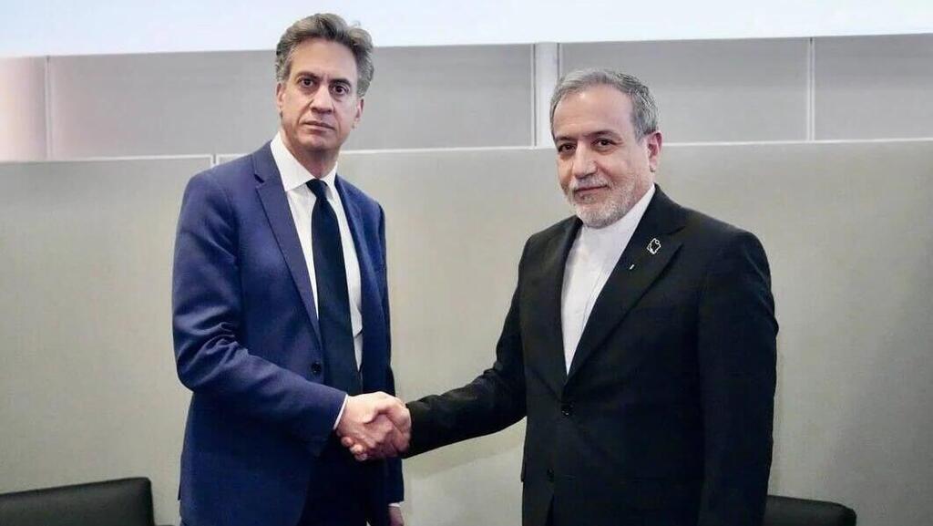 British Foreign Secretary Ed Miliband with Iranian Foreign Minister Abbas Araghchi שר החוץ של בריטניה אד מיליבנד לחיצת יד עם שר החוץ של איראן עבאס עראקצ'י עצרת האו"ם העצרת הכללית או"ם כינוס שנתי