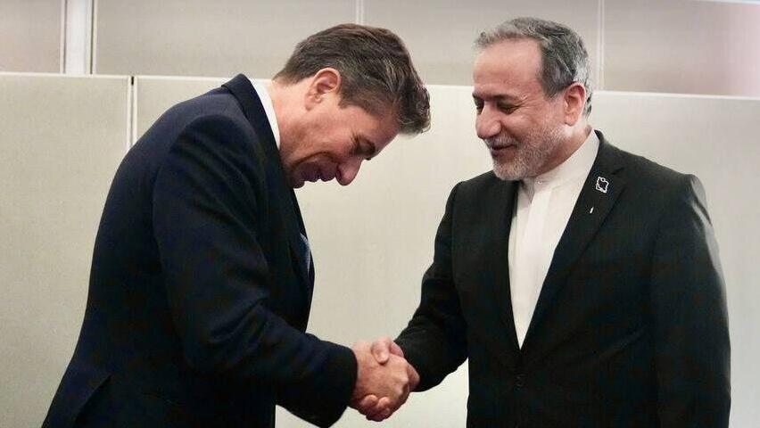 Senior UN official Tom Fletcher bows before Iranian Foreign Minister Abbas Araghchi בכיר האו"ם טום פלצ'ר משתחווה בפני שר החוץ של איראן עבאס עראקצ'י