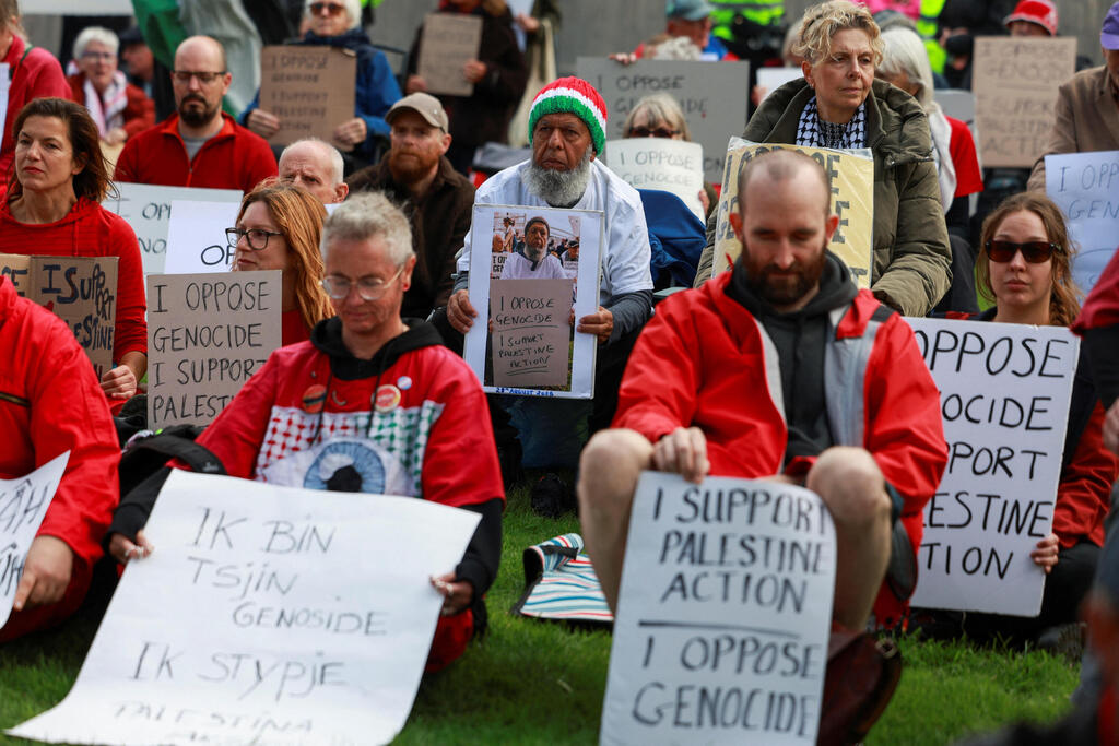 Photo: REUTERS/Temilade Adelaja הפגנה של תומכי ארגון הטרור Palestine Action מחוץ לכינוס ועידת הלייבור ב בריטניה ליברפול 27 בספטמבר