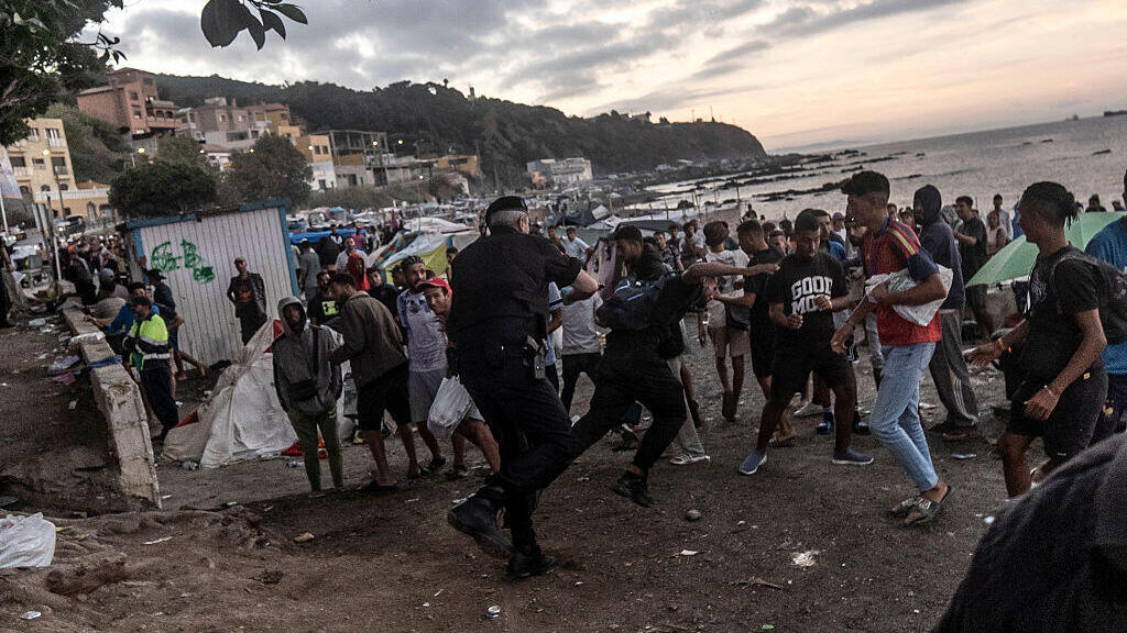 Clashes at the migrant camp in Ceuta (Photo: Manu Brabo/Getty Images) עימותים במתחם המהגרים בסאוטה