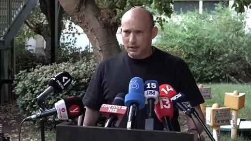 נפתלי בנט בסוכת החטופים בתל אביב
