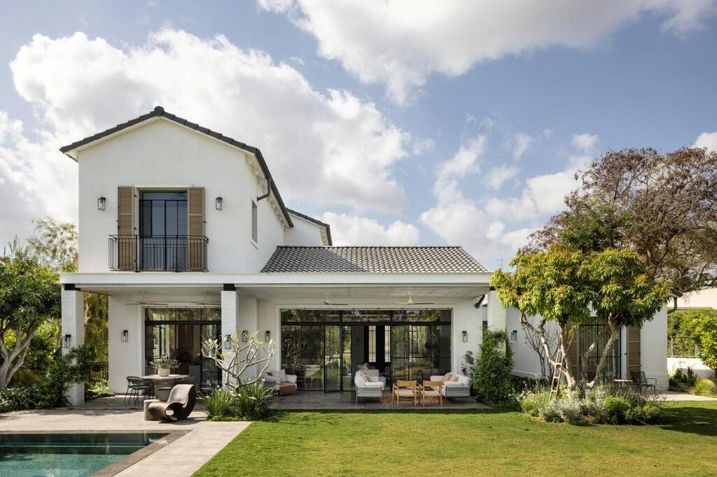 The home’s rear façade opens onto a landscaped garden, swimming pool and outdoor entertaining areas (Photo: Itay Benit) The home’s rear façade opens onto a landscaped garden, swimming pool and outdoor entertaining areas