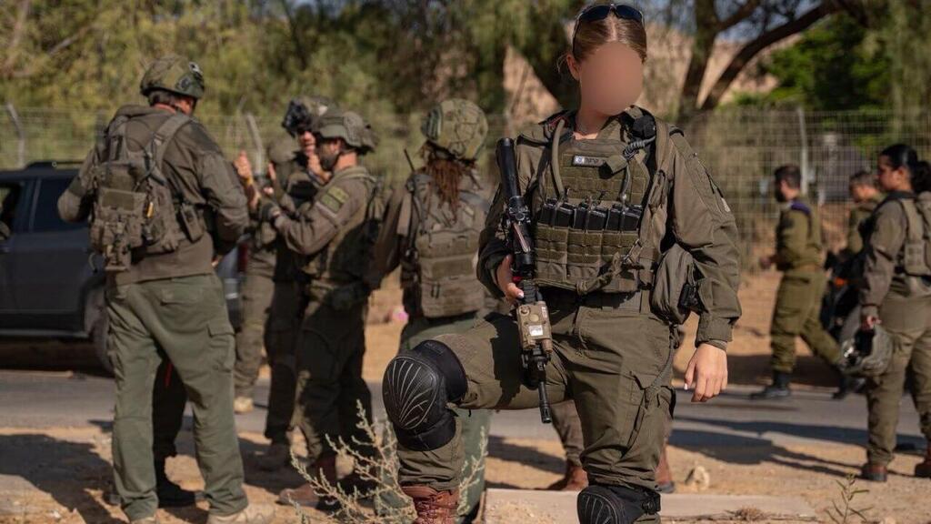 Maj. S., deputy commander of the Caracal Battalion, with male and female troops from the southern Paran Brigade (Photo: IDF) חטיבת פארן הדרומית
