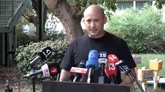 נפתלי בנט בסוכת החטופים בתל אביב