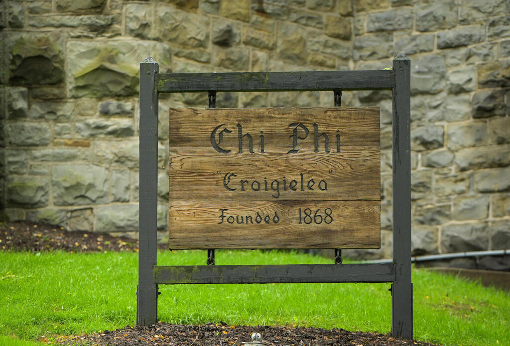 The Chi Phi fraternity house at Cornell University (Photo: AP Photo/Heather Ainsworth) בית אחוות קאי פאי ב אוניברסיטת קורנל במדינת ניו יורק ארה"ב שם נטען כי התחולל אונס קבוצתי