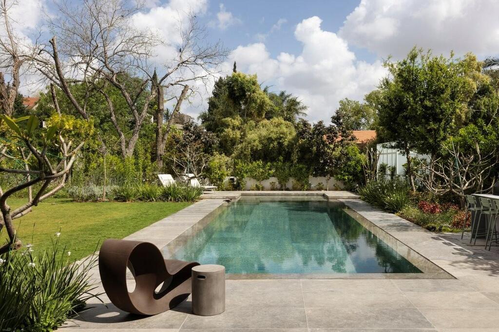 The landscaped garden and swimming pool extend the home’s living spaces outdoors (Photo: Itay Benit) The landscaped garden and swimming pool extend the home’s living spaces outdoors
