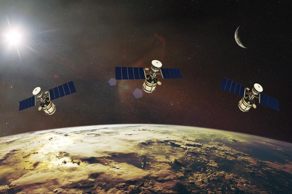 Satellites orbiting Earth in low Earth orbit (Photo: Paopano/Shutterstock) לוויינים נעים במסלול נמוך סביב כדור הארץ
