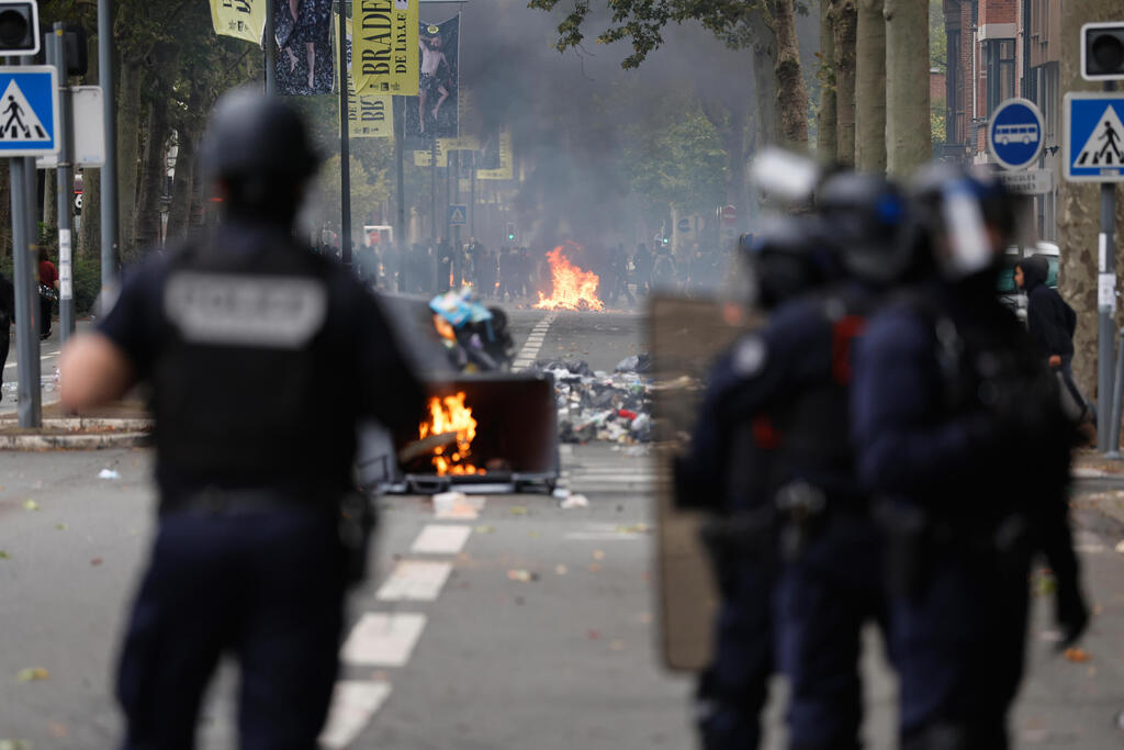 Fire and tear gas on the streets of Lille, France, Wednesday morning (Photo: AP Photo/Jean-Francois Badias) צרפת הפגנות תלמידים תלמיד מיידה רימון גז לעבר המשטרה ליל 30 ספטמבר