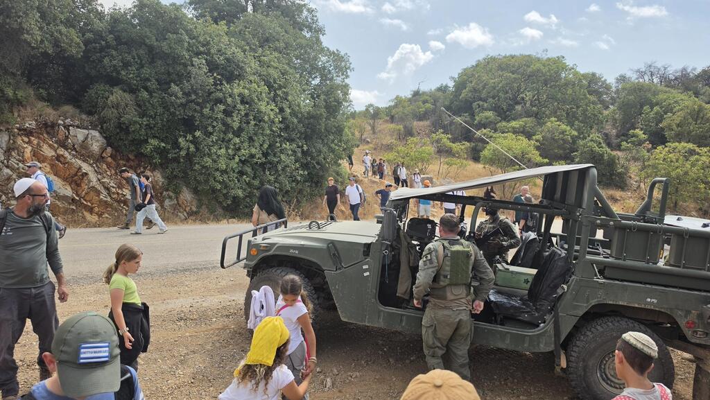 Soldiers accompanying the visitors המטיילים חוזרים להר דב