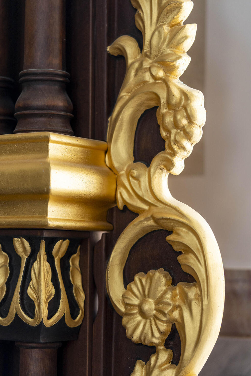 Detailed carvings (Photo: Yom Omer) בית כנסת תפארת ישראל