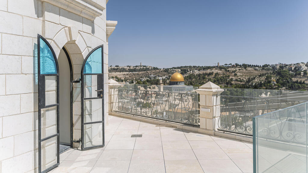 Restored synagogue's stained glass windows (Photo: Yom Omer) בית כנסת תפארת ישראל
