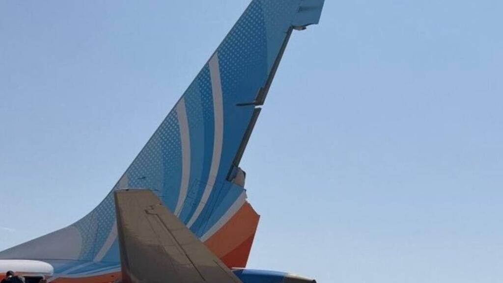 The damaged tailplane of the flydubai aircraft הכנף האחורית השבורה של המטוס פליי דובאי