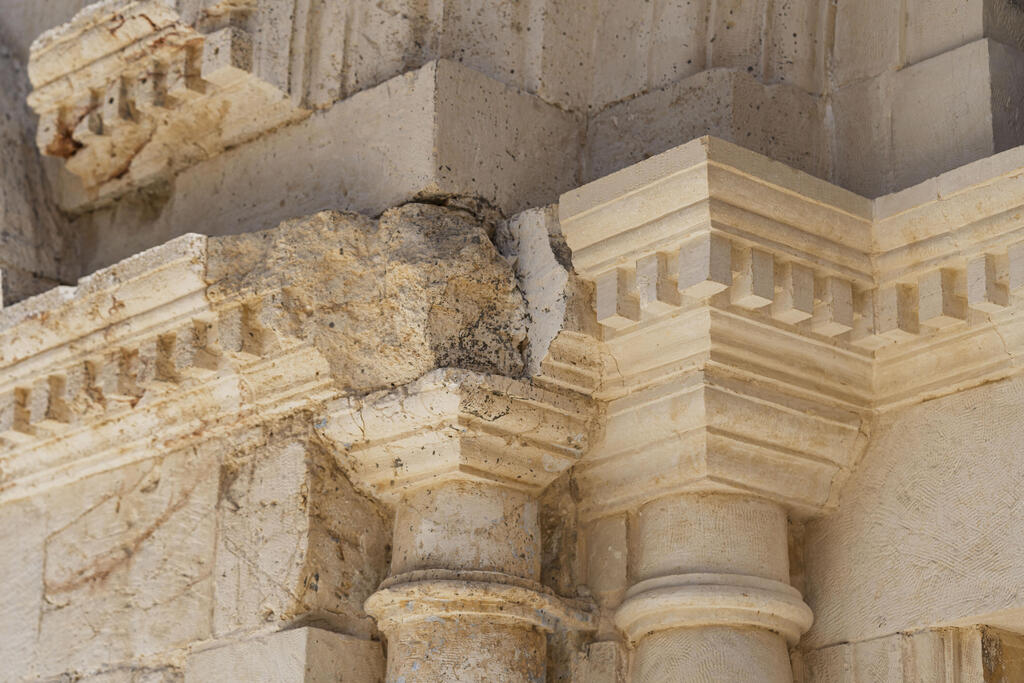 Remains of the original building (Photo: Yom Omer) בית כנסת תפארת ישראל