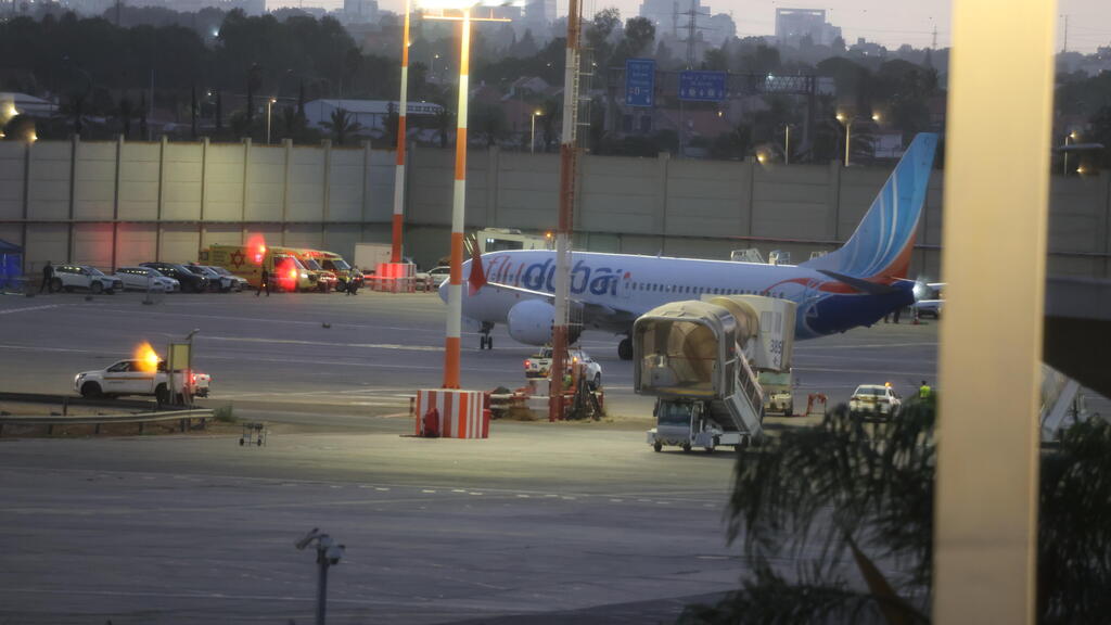 Medical teams wait outside the Flydubai aircraft (Photo: Yariv Katz) נחיתת מטוס פליי דובאי בנתב"ג