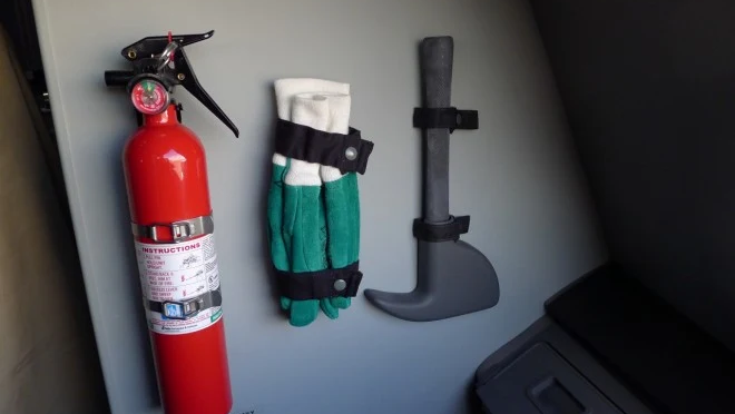 The Omani pilot stabbed the captain with an ax; emergency equipment in the cockpit הגרזן מטיסת הבלהות של פליי דובאי