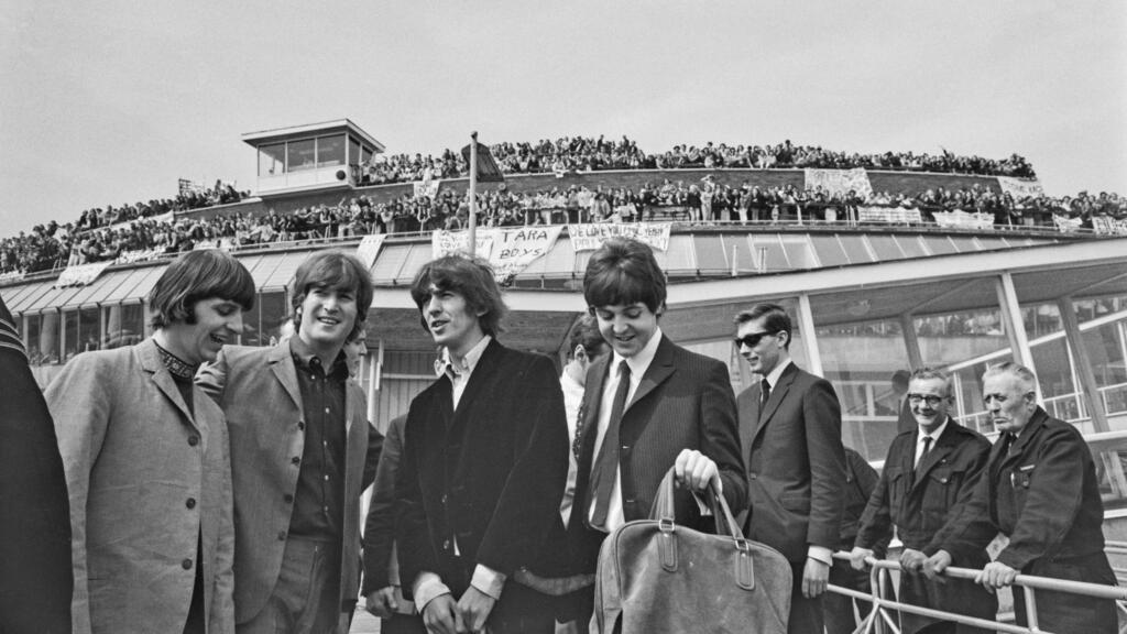 Beatlemania outside Buckingham Palace (Photo: Evening Standard/Getty Images) ביטלמאניה מחוץ לארמון בקינגהאם
