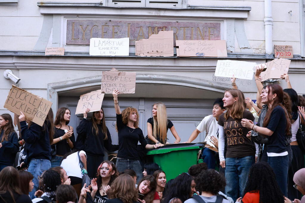Students block the entrance to a high school in Paris on Tuesday (Photo: Kenzo TRIBOUILLARD / AFP) צרפת הפגנות תלמידים חוסמים כניסה ל בית ספר תיכון ב פריז 29 ספטמבר
