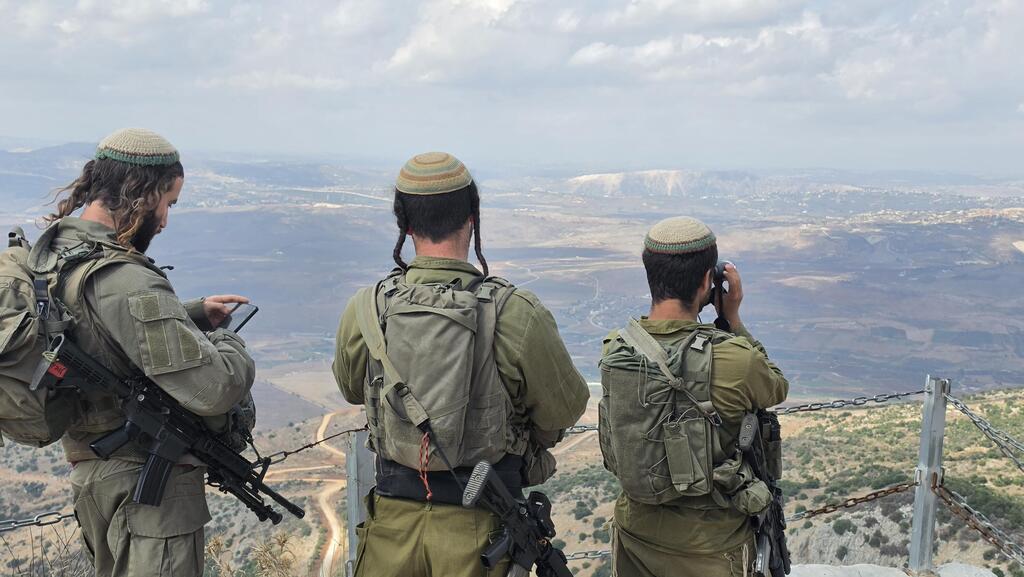 Soldiers accompanying the tour to the border תצפית אל תוך לבנון: המטיילים חוזרים להר דב