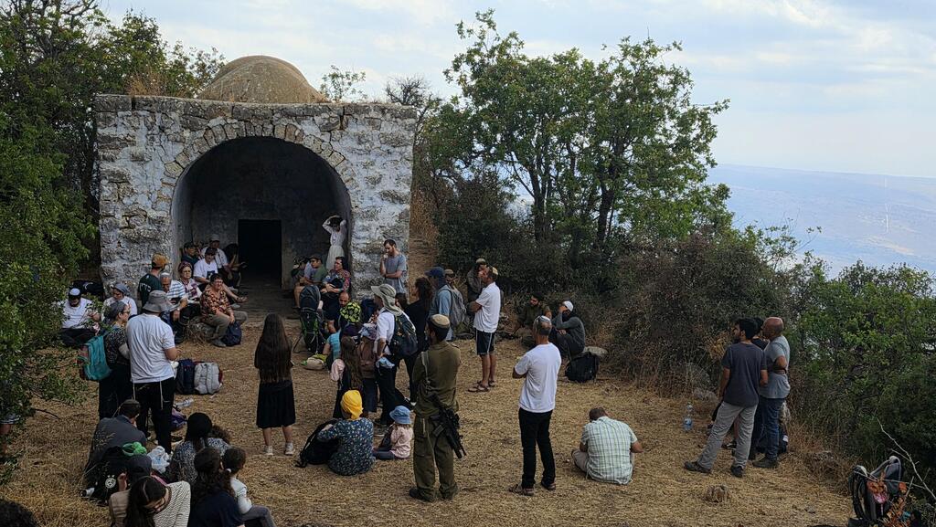 Visitors at the Site of the Covenant Between the Parts תצפית אל תוך לבנון: המטיילים חוזרים להר דב