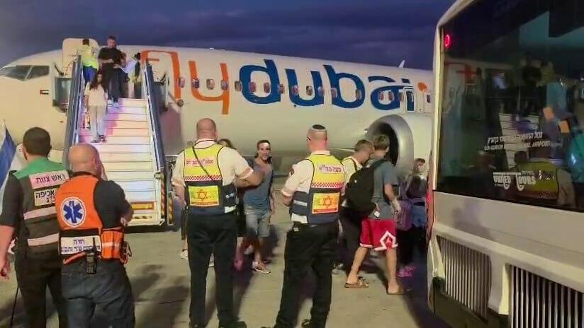 הישראלים שחולצו מטיסת פליי דובאי נוחתים בנתב"ג