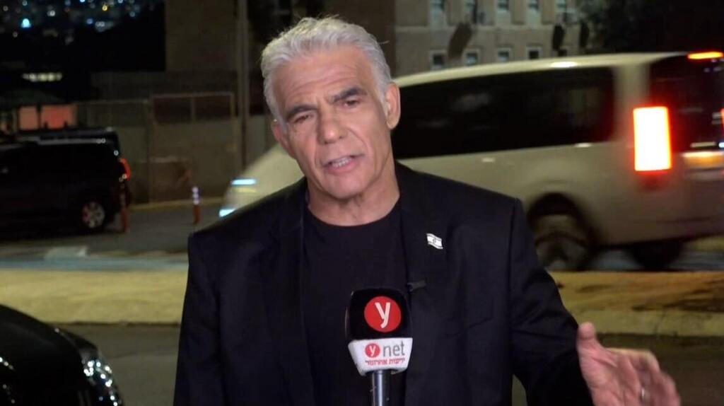 לפיד בצאתו מהפגישה עם נתניהו: "אין סיבה להכניס את הציבור לפאניקה"