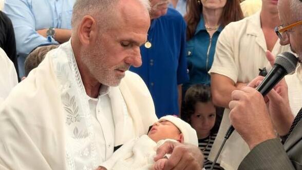 Father Yigal holds Lavi (Photo: Instagram) מהברית של לביא סרוסי, אחיו של אלמוג, שנולד מביצית שהוקפאה לפני 25 שנה